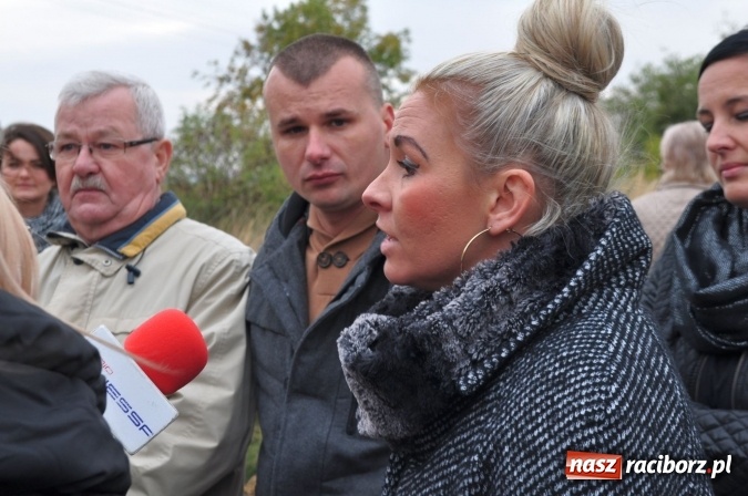 Zdjęcie w galerii na portalu naszraciborz.pl: Don Kichot potrzebny od zaraz! Do walki z wiatrakami stanęli mieszkańcy Wojnowic wiadomości z regionu
