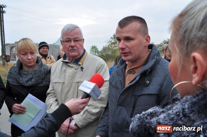 Zdjęcie w galerii na portalu naszraciborz.pl: Don Kichot potrzebny od zaraz! Do walki z wiatrakami stanęli mieszkańcy Wojnowic wiadomości z regionu