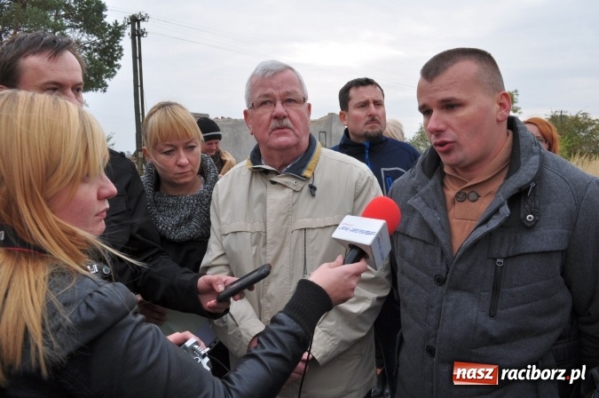 Zdjęcie w galerii na portalu naszraciborz.pl: Don Kichot potrzebny od zaraz! Do walki z wiatrakami stanęli mieszkańcy Wojnowic wiadomości z regionu