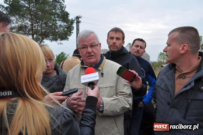 Zdjęcie w galerii na portalu naszraciborz.pl: Don Kichot potrzebny od zaraz! Do walki z wiatrakami stanęli mieszkańcy Wojnowic wiadomości z regionu