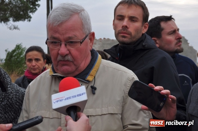 Zdjęcie w galerii na portalu naszraciborz.pl: Don Kichot potrzebny od zaraz! Do walki z wiatrakami stanęli mieszkańcy Wojnowic wiadomości z regionu