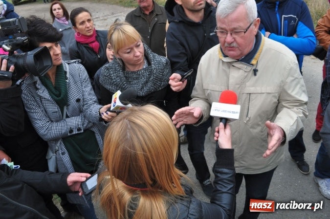 Zdjęcie w galerii na portalu naszraciborz.pl: Don Kichot potrzebny od zaraz! Do walki z wiatrakami stanęli mieszkańcy Wojnowic wiadomości z regionu