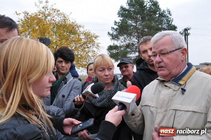 Zdjęcie w galerii na portalu naszraciborz.pl: Don Kichot potrzebny od zaraz! Do walki z wiatrakami stanęli mieszkańcy Wojnowic wiadomości z regionu