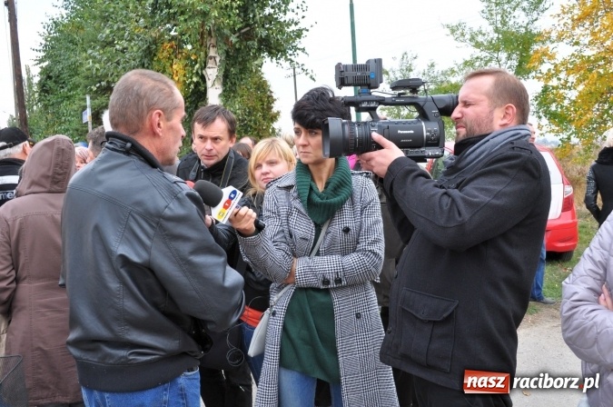 Zdjęcie w galerii na portalu naszraciborz.pl: Don Kichot potrzebny od zaraz! Do walki z wiatrakami stanęli mieszkańcy Wojnowic wiadomości z regionu