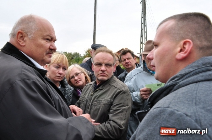 Zdjęcie w galerii na portalu naszraciborz.pl: Don Kichot potrzebny od zaraz! Do walki z wiatrakami stanęli mieszkańcy Wojnowic wiadomości z regionu