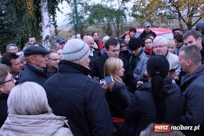 Zdjęcie w galerii na portalu naszraciborz.pl: Don Kichot potrzebny od zaraz! Do walki z wiatrakami stanęli mieszkańcy Wojnowic wiadomości z regionu