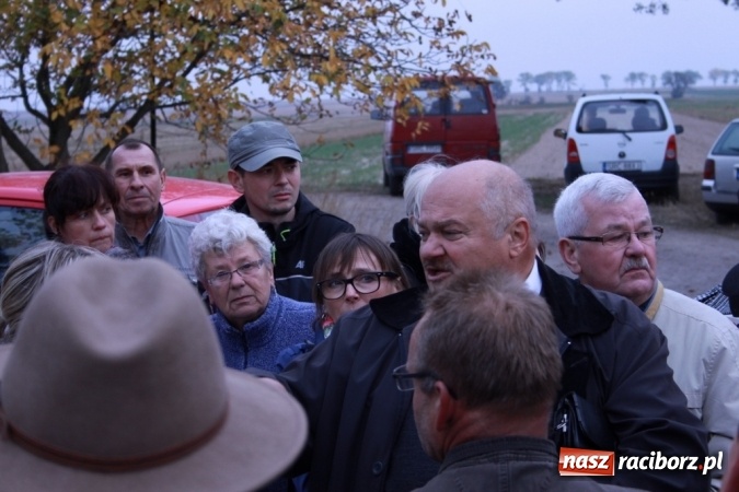 Zdjęcie w galerii na portalu naszraciborz.pl: Don Kichot potrzebny od zaraz! Do walki z wiatrakami stanęli mieszkańcy Wojnowic wiadomości z regionu