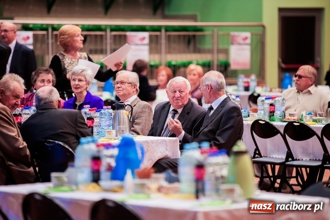 Zdjęcie w galerii na portalu naszraciborz.pl: Poloneza czas zacząć. Bal absolwentów I LO w Arenie Rafako wiadomości z regionu