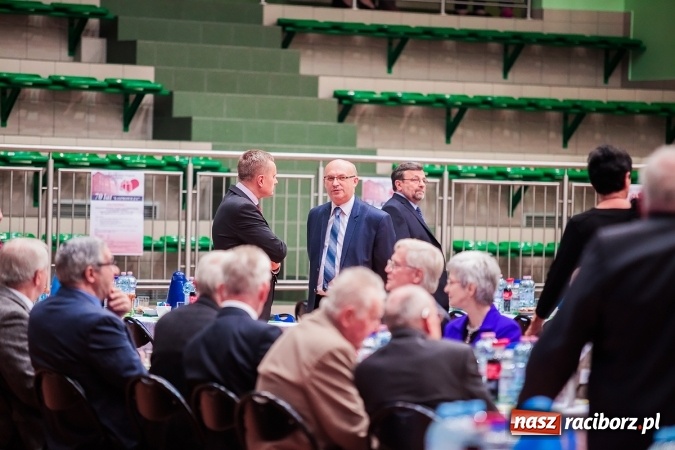 Zdjęcie w galerii na portalu naszraciborz.pl: Poloneza czas zacząć. Bal absolwentów I LO w Arenie Rafako wiadomości z regionu