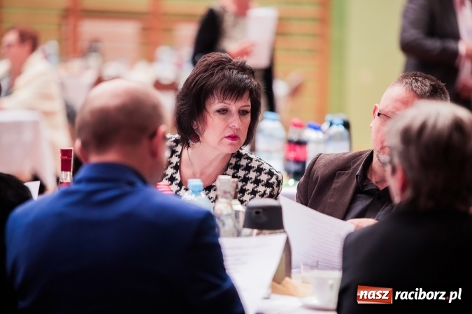 Zdjęcie w galerii na portalu naszraciborz.pl: Poloneza czas zacząć. Bal absolwentów I LO w Arenie Rafako wiadomości z regionu