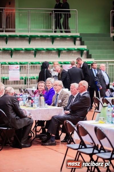 Zdjęcie w galerii na portalu naszraciborz.pl: Poloneza czas zacząć. Bal absolwentów I LO w Arenie Rafako wiadomości z regionu