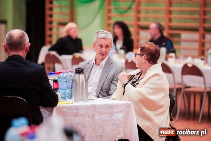 Zdjęcie w galerii na portalu naszraciborz.pl: Poloneza czas zacząć. Bal absolwentów I LO w Arenie Rafako wiadomości z regionu