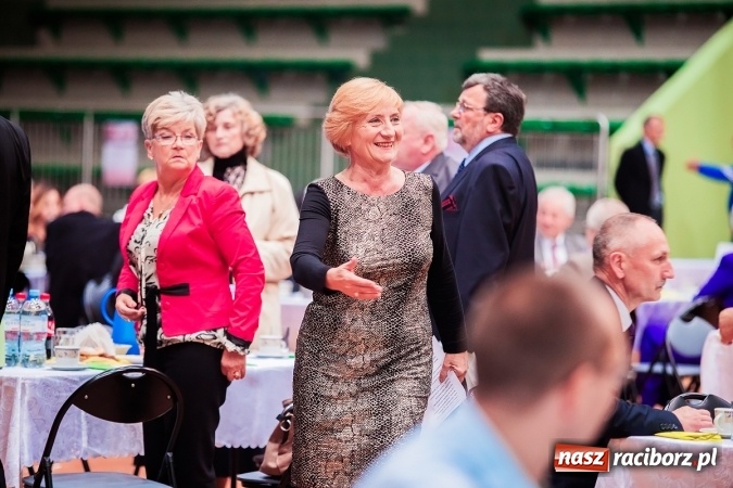 Zdjęcie w galerii na portalu naszraciborz.pl: Poloneza czas zacząć. Bal absolwentów I LO w Arenie Rafako wiadomości z regionu