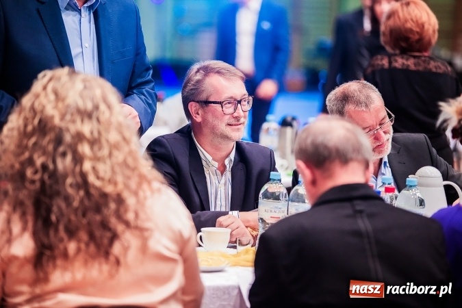 Zdjęcie w galerii na portalu naszraciborz.pl: Poloneza czas zacząć. Bal absolwentów I LO w Arenie Rafako wiadomości z regionu