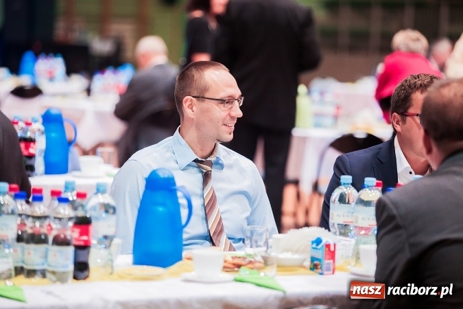 Zdjęcie w galerii na portalu naszraciborz.pl: Poloneza czas zacząć. Bal absolwentów I LO w Arenie Rafako wiadomości z regionu