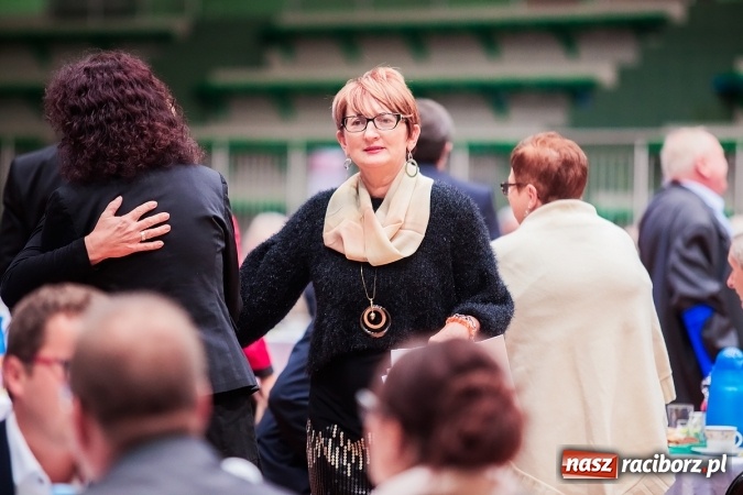 Zdjęcie w galerii na portalu naszraciborz.pl: Poloneza czas zacząć. Bal absolwentów I LO w Arenie Rafako wiadomości z regionu