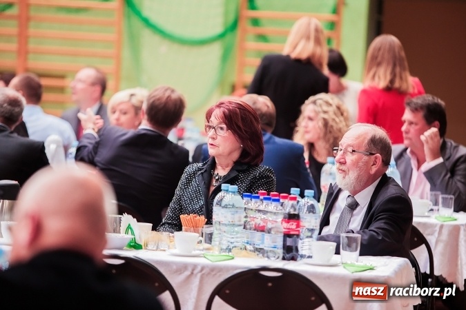 Zdjęcie w galerii na portalu naszraciborz.pl: Poloneza czas zacząć. Bal absolwentów I LO w Arenie Rafako wiadomości z regionu