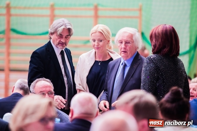 Zdjęcie w galerii na portalu naszraciborz.pl: Poloneza czas zacząć. Bal absolwentów I LO w Arenie Rafako wiadomości z regionu