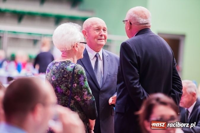 Zdjęcie w galerii na portalu naszraciborz.pl: Poloneza czas zacząć. Bal absolwentów I LO w Arenie Rafako wiadomości z regionu