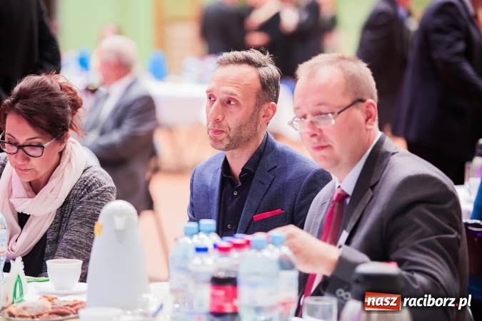 Zdjęcie w galerii na portalu naszraciborz.pl: Poloneza czas zacząć. Bal absolwentów I LO w Arenie Rafako wiadomości z regionu