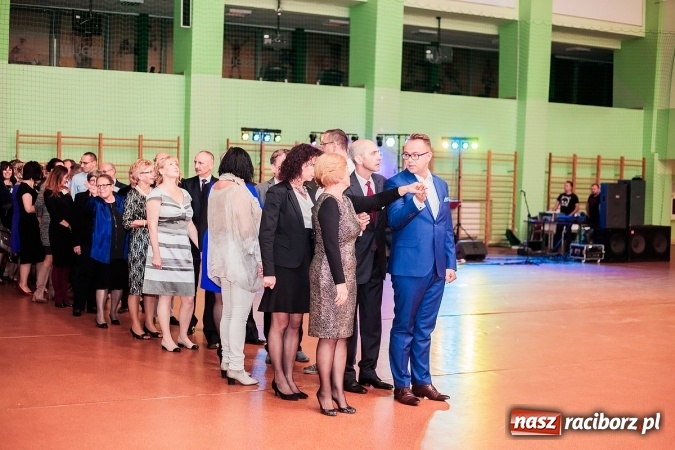 Zdjęcie w galerii na portalu naszraciborz.pl: Poloneza czas zacząć. Bal absolwentów I LO w Arenie Rafako wiadomości z regionu