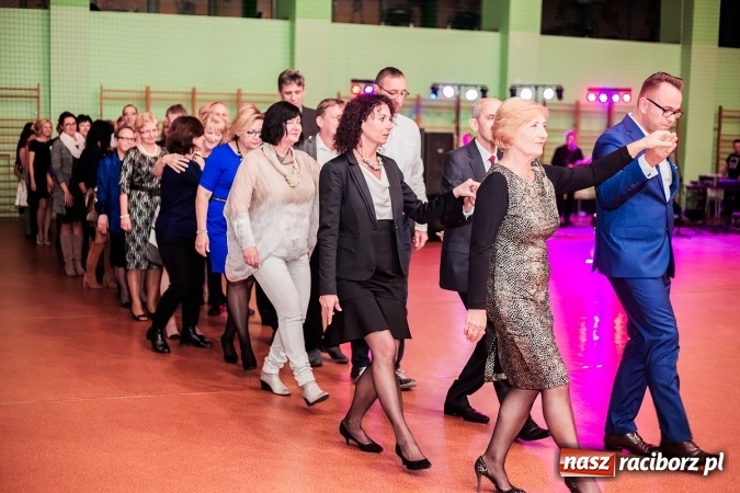 Zdjęcie w galerii na portalu naszraciborz.pl: Poloneza czas zacząć. Bal absolwentów I LO w Arenie Rafako wiadomości z regionu