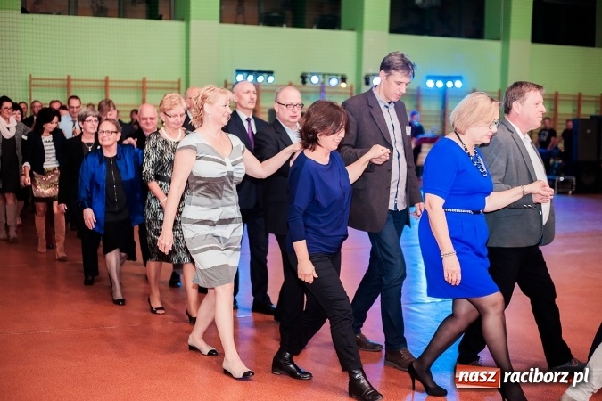 Zdjęcie w galerii na portalu naszraciborz.pl: Poloneza czas zacząć. Bal absolwentów I LO w Arenie Rafako wiadomości z regionu