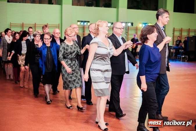 Zdjęcie w galerii na portalu naszraciborz.pl: Poloneza czas zacząć. Bal absolwentów I LO w Arenie Rafako wiadomości z regionu