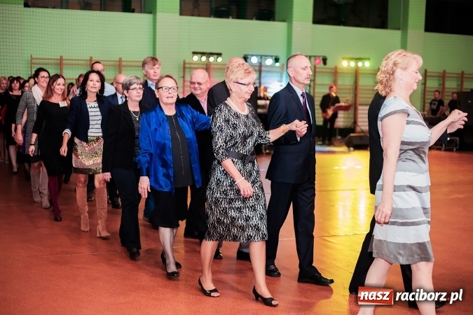 Zdjęcie w galerii na portalu naszraciborz.pl: Poloneza czas zacząć. Bal absolwentów I LO w Arenie Rafako wiadomości z regionu