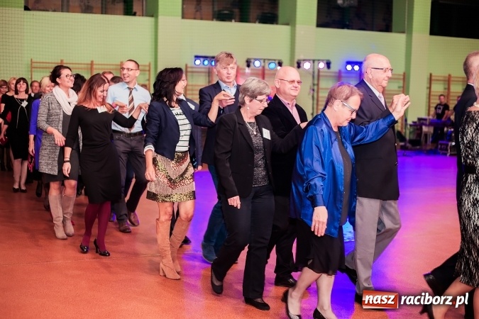 Zdjęcie w galerii na portalu naszraciborz.pl: Poloneza czas zacząć. Bal absolwentów I LO w Arenie Rafako wiadomości z regionu