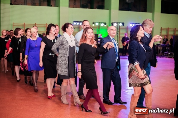 Zdjęcie w galerii na portalu naszraciborz.pl: Poloneza czas zacząć. Bal absolwentów I LO w Arenie Rafako wiadomości z regionu