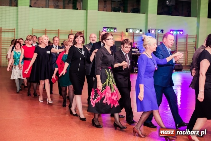 Zdjęcie w galerii na portalu naszraciborz.pl: Poloneza czas zacząć. Bal absolwentów I LO w Arenie Rafako wiadomości z regionu