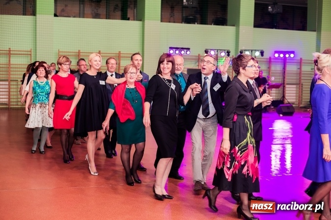 Zdjęcie w galerii na portalu naszraciborz.pl: Poloneza czas zacząć. Bal absolwentów I LO w Arenie Rafako wiadomości z regionu