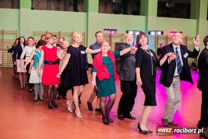 Zdjęcie w galerii na portalu naszraciborz.pl: Poloneza czas zacząć. Bal absolwentów I LO w Arenie Rafako wiadomości z regionu