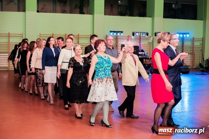 Zdjęcie w galerii na portalu naszraciborz.pl: Poloneza czas zacząć. Bal absolwentów I LO w Arenie Rafako wiadomości z regionu