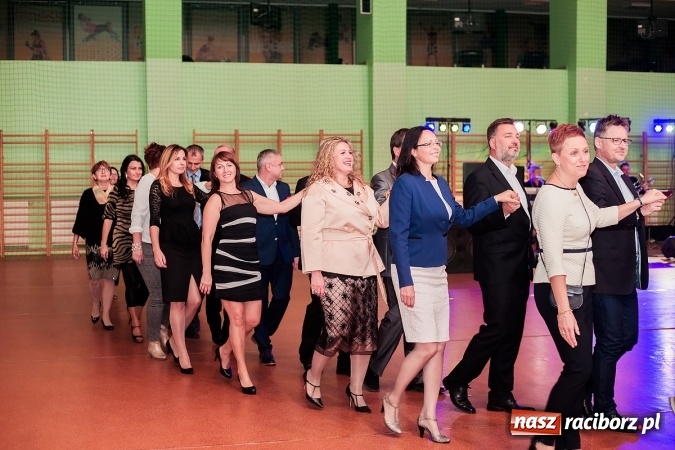 Zdjęcie w galerii na portalu naszraciborz.pl: Poloneza czas zacząć. Bal absolwentów I LO w Arenie Rafako wiadomości z regionu