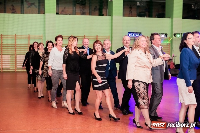 Zdjęcie w galerii na portalu naszraciborz.pl: Poloneza czas zacząć. Bal absolwentów I LO w Arenie Rafako wiadomości z regionu