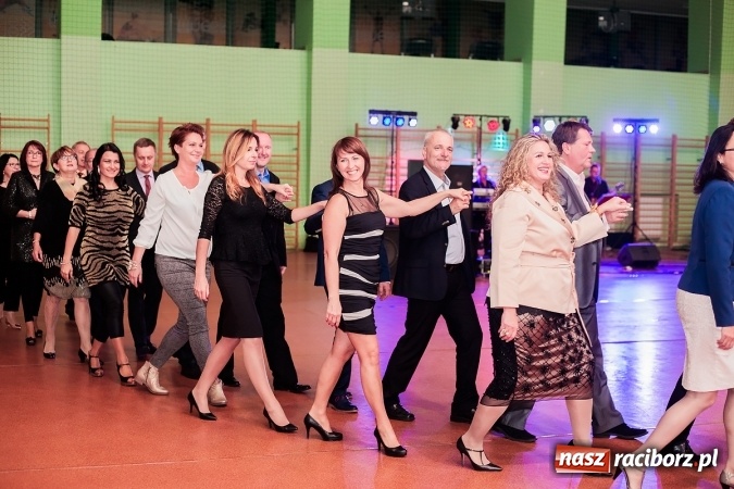 Zdjęcie w galerii na portalu naszraciborz.pl: Poloneza czas zacząć. Bal absolwentów I LO w Arenie Rafako wiadomości z regionu