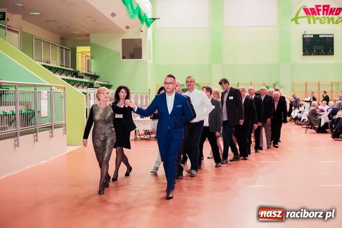 Zdjęcie w galerii na portalu naszraciborz.pl: Poloneza czas zacząć. Bal absolwentów I LO w Arenie Rafako wiadomości z regionu
