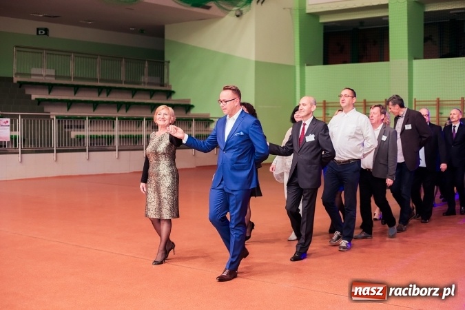 Zdjęcie w galerii na portalu naszraciborz.pl: Poloneza czas zacząć. Bal absolwentów I LO w Arenie Rafako wiadomości z regionu
