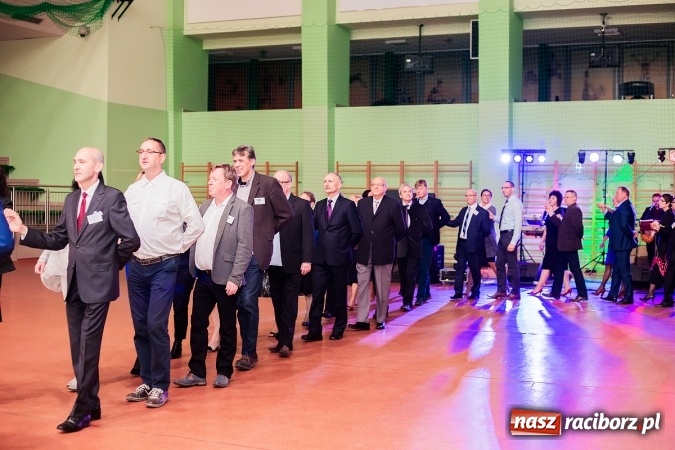 Zdjęcie w galerii na portalu naszraciborz.pl: Poloneza czas zacząć. Bal absolwentów I LO w Arenie Rafako wiadomości z regionu