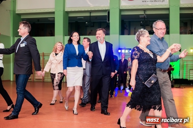 Zdjęcie w galerii na portalu naszraciborz.pl: Poloneza czas zacząć. Bal absolwentów I LO w Arenie Rafako wiadomości z regionu