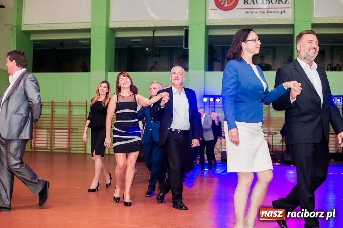 Zdjęcie w galerii na portalu naszraciborz.pl: Poloneza czas zacząć. Bal absolwentów I LO w Arenie Rafako wiadomości z regionu