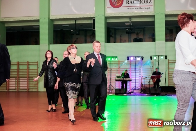 Zdjęcie w galerii na portalu naszraciborz.pl: Poloneza czas zacząć. Bal absolwentów I LO w Arenie Rafako wiadomości z regionu