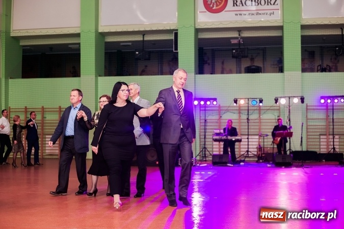 Zdjęcie w galerii na portalu naszraciborz.pl: Poloneza czas zacząć. Bal absolwentów I LO w Arenie Rafako wiadomości z regionu