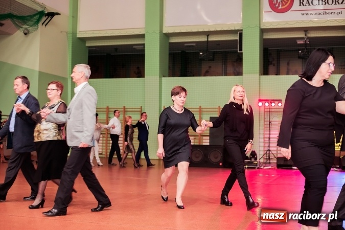 Zdjęcie w galerii na portalu naszraciborz.pl: Poloneza czas zacząć. Bal absolwentów I LO w Arenie Rafako wiadomości z regionu