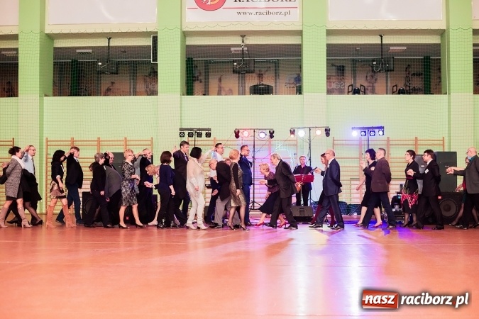Zdjęcie w galerii na portalu naszraciborz.pl: Poloneza czas zacząć. Bal absolwentów I LO w Arenie Rafako wiadomości z regionu