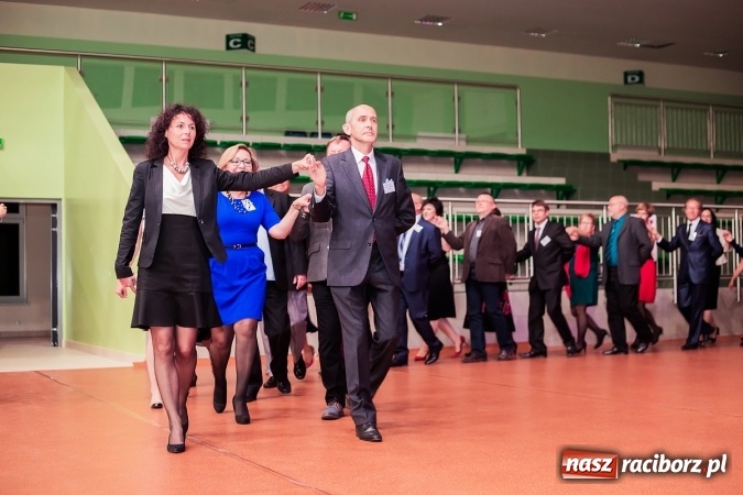 Zdjęcie w galerii na portalu naszraciborz.pl: Poloneza czas zacząć. Bal absolwentów I LO w Arenie Rafako wiadomości z regionu