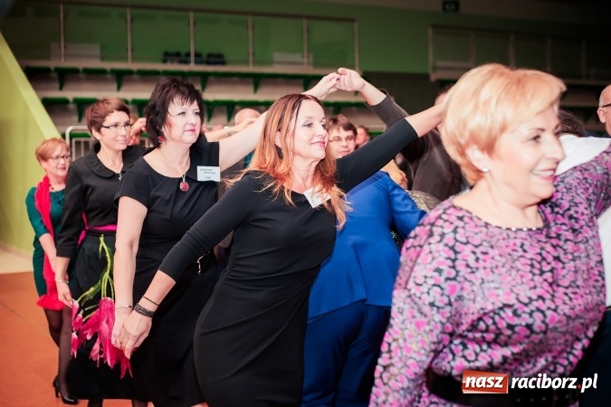 Zdjęcie w galerii na portalu naszraciborz.pl: Poloneza czas zacząć. Bal absolwentów I LO w Arenie Rafako wiadomości z regionu