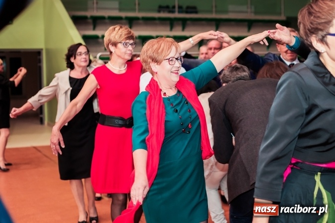 Zdjęcie w galerii na portalu naszraciborz.pl: Poloneza czas zacząć. Bal absolwentów I LO w Arenie Rafako wiadomości z regionu